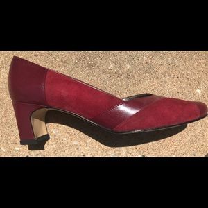Vintage Sz 6 narrow burgundy suede/leather heels!